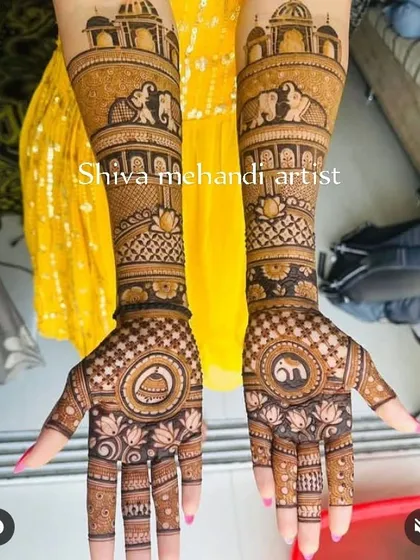 This design is a tribute to royalty, with elephants, palace architecture, and lotus motifs creating a grand and majestic look.