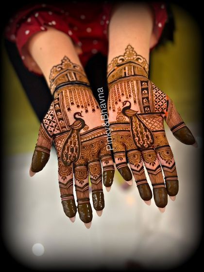 A classic design for any festival, featuring majestic peacocks on both hands. This is a timeless choice that always looks beautiful.