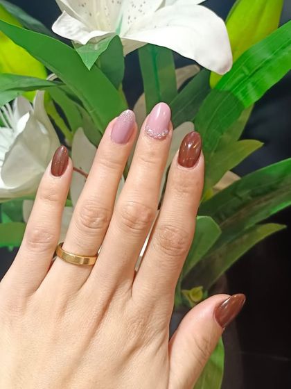 A full view of this elegant manicure, showing how the combination of deep brown and soft pink creates a sophisticated and balanced look.