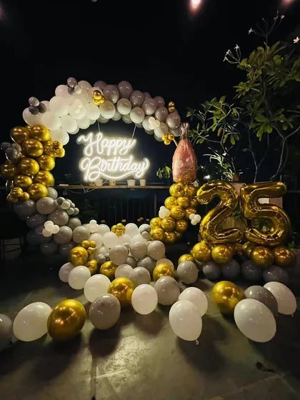 Another angle of the terrace birthday setup, highlighting the volume of the balloons and how the entire arrangement creates a perfect photo backdrop for the celebration.