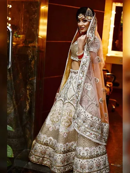 See how my rental jewellery brings the entire bridal look to life. This client is wearing a stunning Kundan choker and a matching passa, which perfectly complements her intricately embroidered lehenga. Renting allows you to achieve this complete, high-end look for your photos and main event.