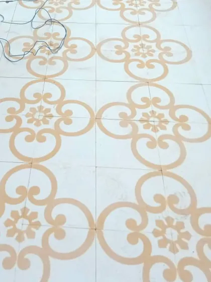 We love the delicate beauty of this floor pattern. The flowing, ornamental lines in a soft beige are inlaid into white marble, creating a subtle yet elegant design that adds a touch of classic charm to the room.