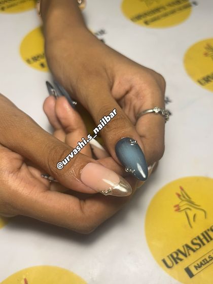 Inspired by the song "Pal Pal" by Talwinder, this dreamy set features hand-painted stars, celestial patterns, and a mix of chrome and matte finishes. It’s a whole vibe translated into nail art.