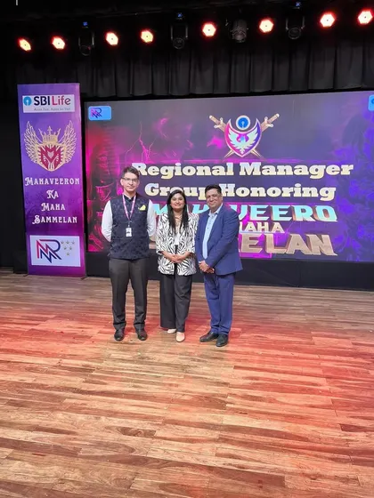 With the regional managers at the SBI Life event. I collaborate closely with the leadership to ensure a successful show.
