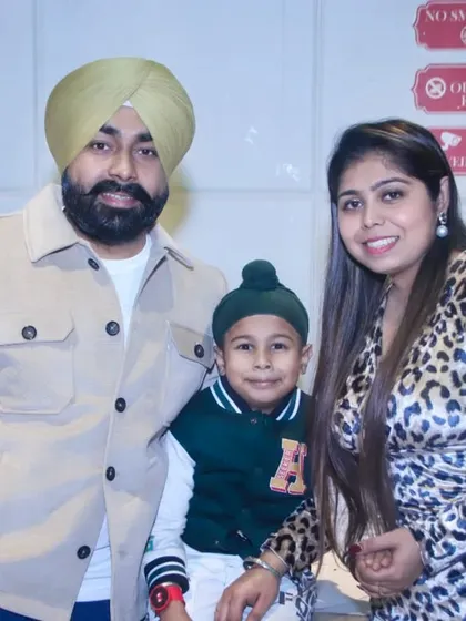 A family portrait from a birthday celebration. I provide a reliable and straightforward photography service for your family events.