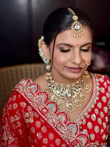 A close-up of this bride's soft and elegant makeup. I focused on a flawless base and a neutral color palette to let her natural beauty shine.