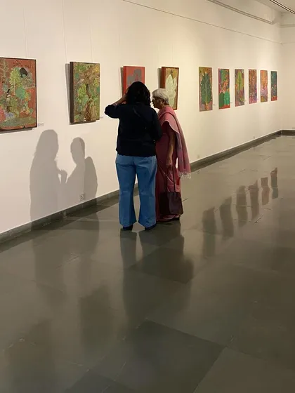Visitors discussing the works of Devu Nenmara.