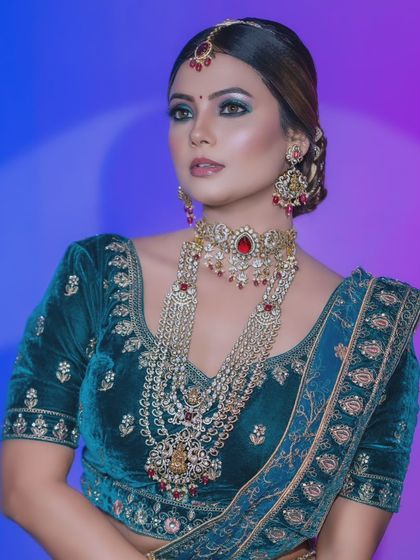 A close-up of the Jadau necklace set from the previous video. You can see the intricate work and the beautiful combination of stones.