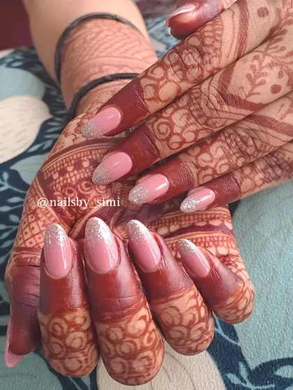 The perfect complement to bridal mehndi. These glitter fall nails in a soft pink add a beautiful sparkle that looks stunning against the rich henna color.