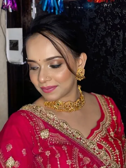 A beautiful, subtle HD look for the bride's sister. The makeup is dewy and natural, paired with a simple yet elegant mermaid braid.