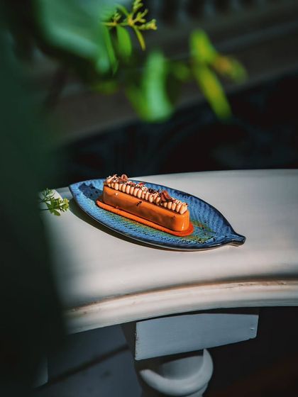 Caramello, a dessert born from memories of toffees and caramel jars. It features a soft caramel sponge, sticky mousse, and a velvety dulce namelaka.