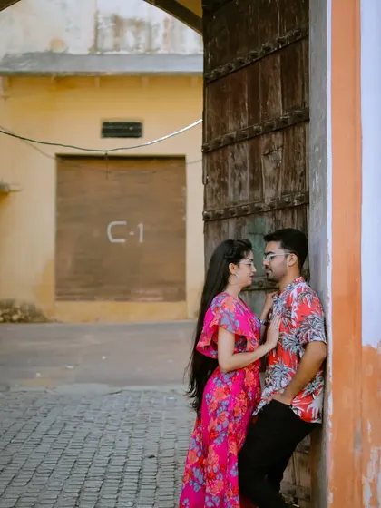 An intimate moment in a quiet, colorful alleyway in the old city. I know these hidden spots that provide a unique and authentic Jaipur backdrop, away from the usual tourist locations.