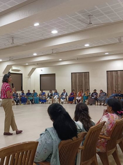Leading a group of teachers in a circle exercise. This format encourages participation from everyone and helps break down inhibitions, which is the first step towards creating a truly playful and expressive classroom culture.