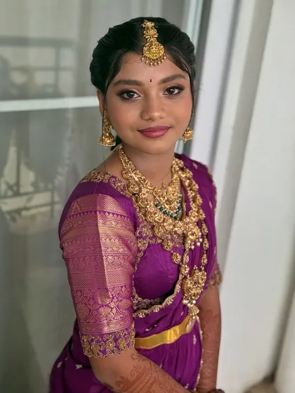 Saanvi’s half saree ceremony was a joy to be a part of. We created a fresh, youthful look with glowing skin and bright eyes to match the vibrant purple of her traditional outfit, making her feel special for this important milestone.