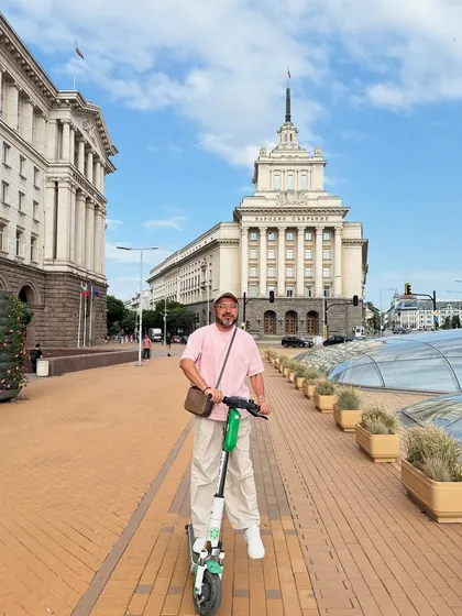 Exploring Sofia on an electric scooter. My outfit consists of a pink t-shirt and beige cargo pants, proving that casual and comfortable can also be stylish.