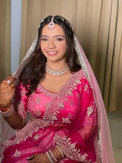 This bride chose a minimal hair and makeup look for her wedding day, and she looks absolutely beautiful. It's a perfect example of how less can be more.