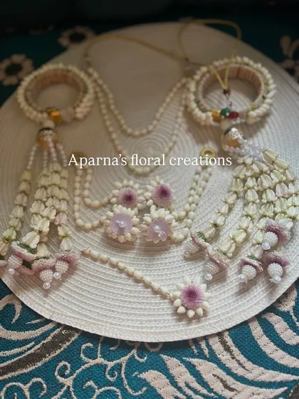 A minimal Haldi jewellery set for a bride who wants a subtle look. It's made from jasmine buds with light purple flower accents.