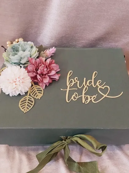 The packaging is just as important as the gift inside. This elegant 'Bride to Be' box is the perfect start for a beautiful and thoughtful hamper, ready to be filled with personalized presents for the special lady.