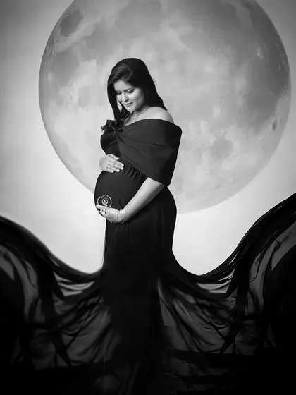 There is a classic, powerful beauty in black and white photography. This moon-themed portrait is one of my signature styles, creating a dramatic and artistic silhouette that highlights the perfect curve of your baby bump against a celestial backdrop.