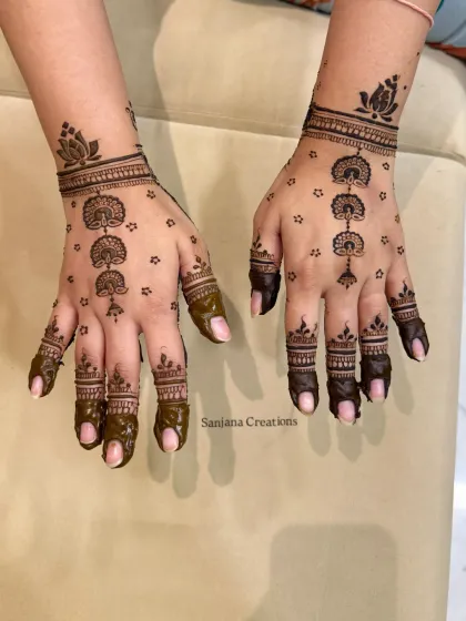 Another view of this minimalist Karwachauth design, perfect for those who prefer a lighter look.