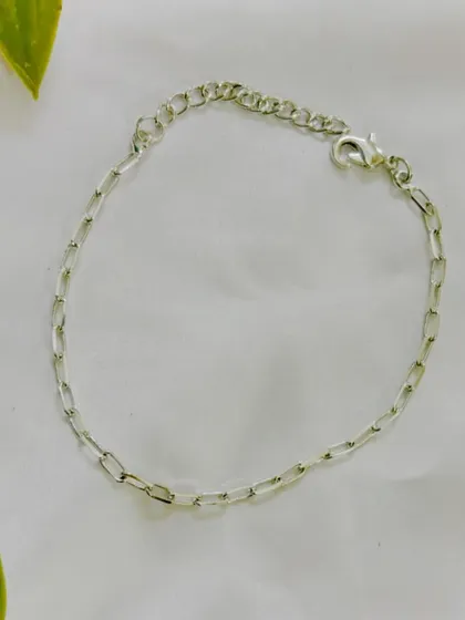 The same classic pendant chain is also available in a silver finish. It's a must-have basic for any DIY jewelry artist's collection.