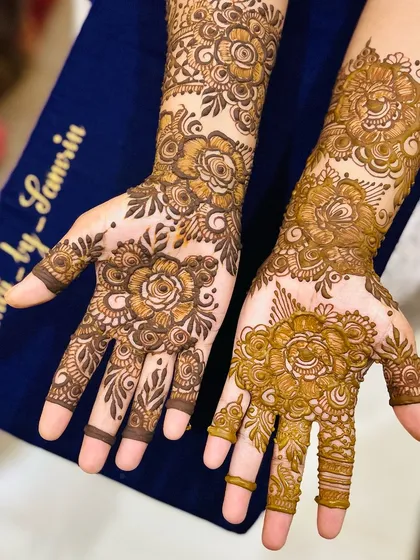 A classic floral design with beautiful rose motifs on the palms and forearms.