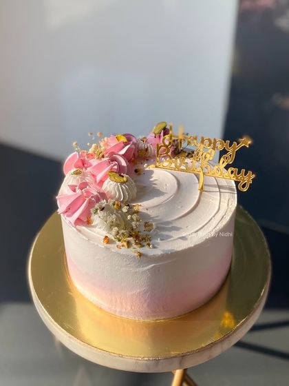 Elegant Floral & Minimalist Cakes photo 16