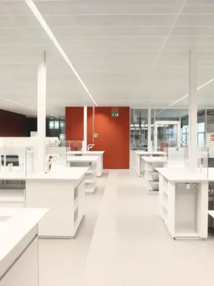 The laboratory spaces at Virchow 16 are designed to be clean, bright, and flexible. While highly functional, they remain visually connected to the rest of the building through glass walls, reinforcing a culture of transparency and collaboration.