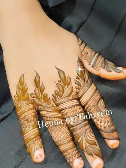 This design focuses on creating a beautiful pattern on just the fingers. The leafy tips and banded patterns give the illusion of wearing elegant rings.
