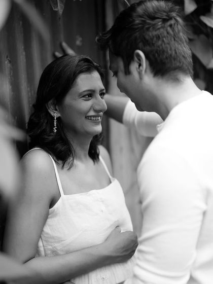 A happy, candid moment captured in black and white. Her bright smile as she looks at her partner shows the simple, heartwarming joy of this special time.