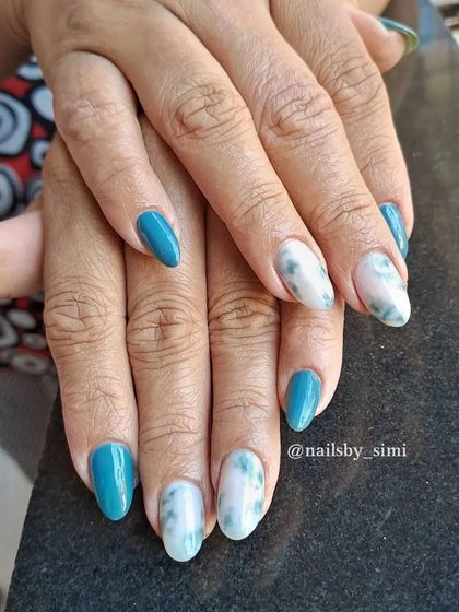 Marble nails paired with a gorgeous olympic blue shade. The combination is so fresh and pretty.