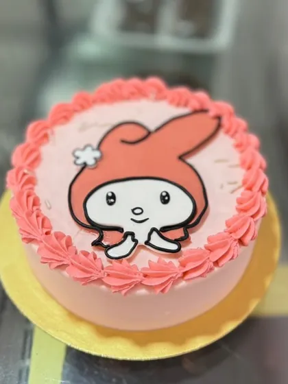 A sweet and simple My Melody cake. The clean design and piped border make the character the star of this charming pink birthday cake.