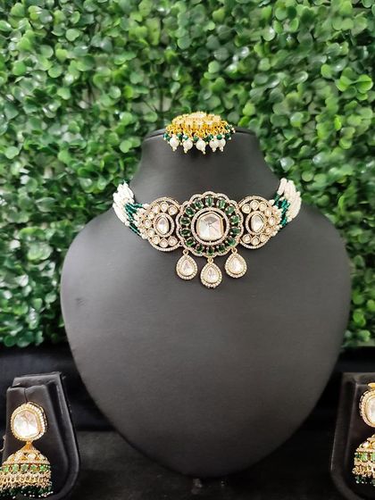 A delicate and chic choker set for rent, featuring large polki stones and green beadwork. This set is perfect for a minimalist bride or for pre-wedding festivities.