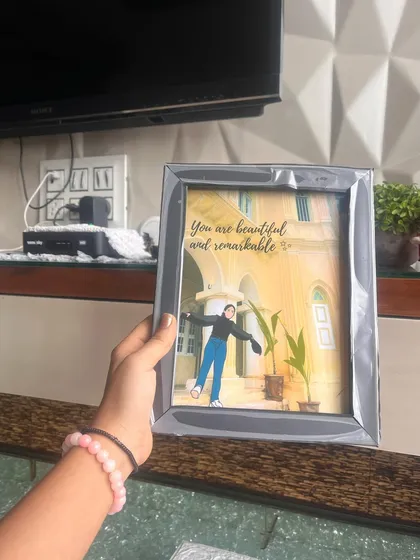 A perfect reminder for someone you love. This 6x8 illustrated frame features a solo portrait with the uplifting message 'You are beautiful and remarkable'. It's a wonderful self love gift or a present for a dear friend.