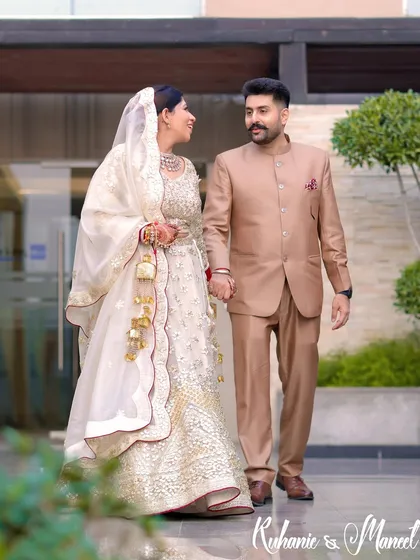 A simple walk, a shared glance. My candid photography aims to capture the effortless connection between two people. These unscripted moments, full of natural love and comfort, are the ones that truly tell your story.