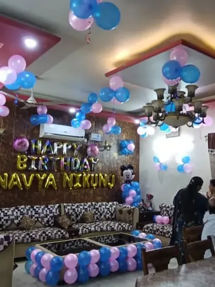 A full room decoration for a birthday party at home. We used pink and blue balloon bunches on the walls and ceiling to fill the space with color and fun.