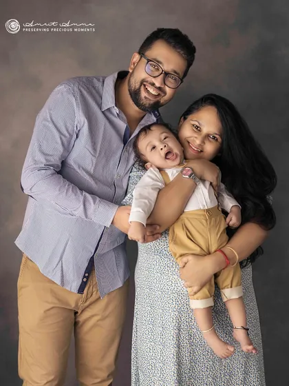 The whole family joins in for the first birthday fun! This portrait shows that a cake smash session can also be a wonderful opportunity for a new family photo.