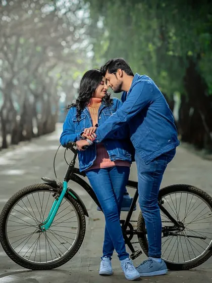 Who says romance can't be playful? A simple bicycle, a tree-lined path, and a whole lot of laughter. I love capturing these real, candid couple photography moments that show your fun side. Thodi masti toh banti hai!