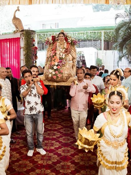 A grand entrance for a beautiful bride. Her traditional South Indian makeup and attire are perfect for the ceremony, ensuring she looks like royalty.