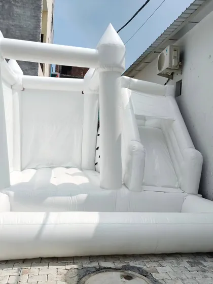 We manufacture these elegant all-white bouncy castles, a huge hit for weddings and exclusive events. This model includes a jumping area, climbing steps, a slide, and a ball pit, all in a clean, modern design.