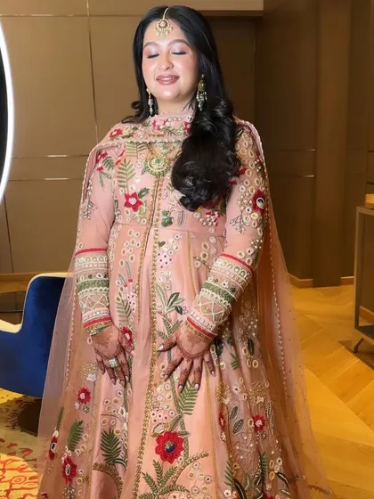 A minimal and fresh Roka look. The soft pink tones in the makeup beautifully pick up the floral embroidery on her gorgeous Gazal Gupta couture outfit.