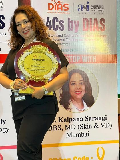 Proudly holding my award from the DIAS (Dermatology, Aesthetics and Skin Institute) conference. Recognition from my peers for my contributions to the field is truly an honor.