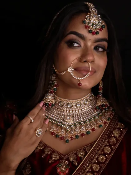 A close-up look at the complete bridal set. I also offer stunning bridal jewellery sets for rent, so you can get your entire look sorted in one place without the extra stress.
