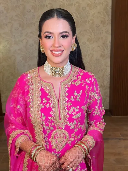 A soft pink glam look paired with a sleek pulled-back hairdo. This combination gives our bride the perfect touch of grace and glow for her ghari puja.