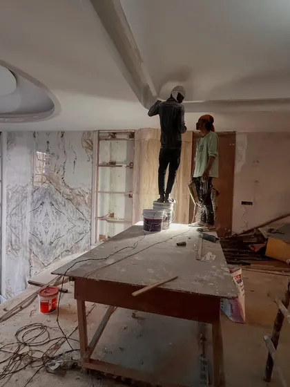 Workers on-site during the finishing stages. This phase requires immense attention to detail, from paint application to the installation of wall claddings. Our presence ensures the final quality is impeccable.