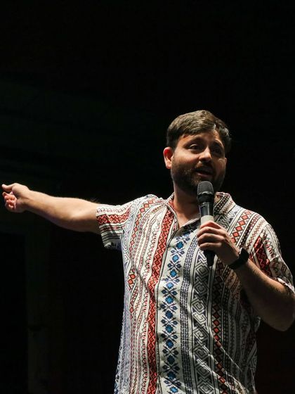 Devesh Dixit delivering his set with his signature narrative style.