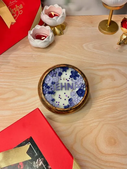 For the sister who has your back, always. This 'Behna' candle is decorated with beautiful purple flowers and is a fragrant reminder of your special bond.