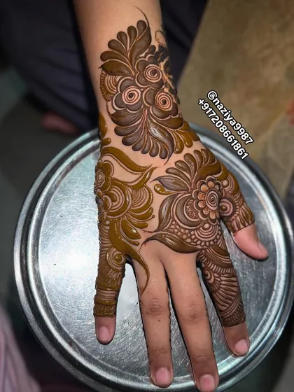 A beautiful Arabic-style floral design that trails from the wrist to the fingers. The combination of bold and fine lines gives it a delicate yet impactful look.