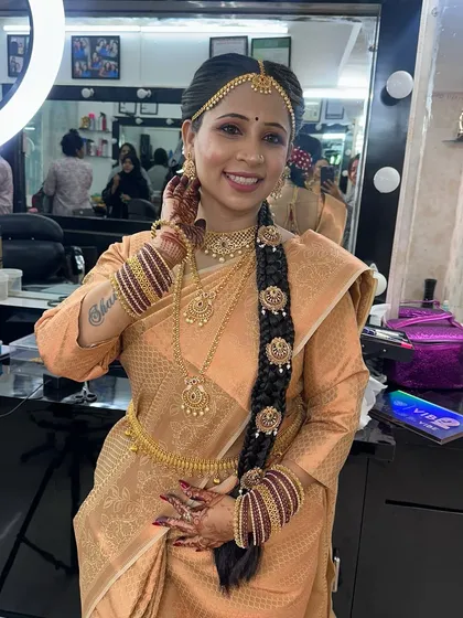 The model happily showing off her complete traditional look.