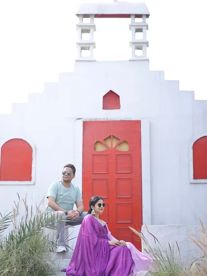 Get the feel of a Greek island getaway with our Santorini-inspired set. The combination of bright white walls, a bold red door, and natural grasses is perfect for vibrant pre-wedding and fashion photography.
